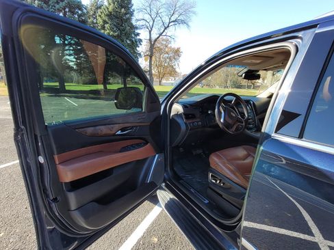 Used 2019 Cadillac Escalade ESV Luxury image 10