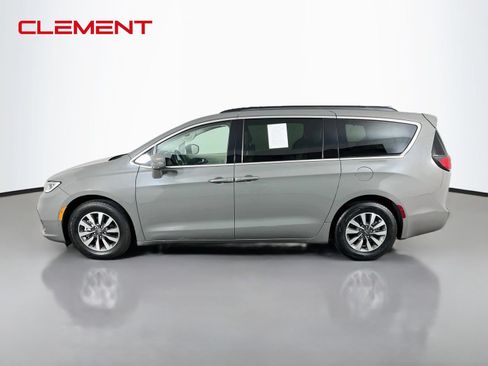 Used 2021 Chrysler Pacifica Touring-L FWD image 4
