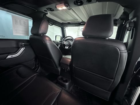 Used 2015 Jeep Wrangler Unlimited Rubicon AWD/4WD image 34