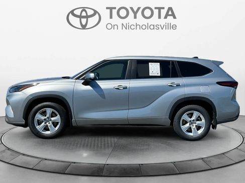 Used 2024 Toyota Highlander LE AWD/4WD image 2