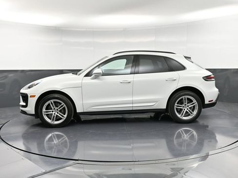 Certified 2022 Porsche Macan AWD/4WD image 2