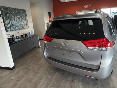 Used 2014 Toyota Sienna LE FWD image 11