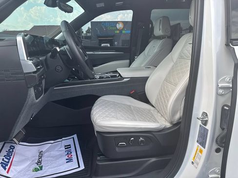 Used 2025 Cadillac Escalade V AWD/4WD image 13