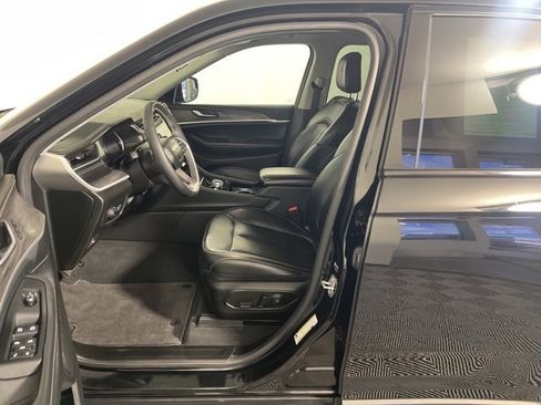 Certified 2023 Jeep Grand Cherokee Limited w/ Black Appearance Package image 18