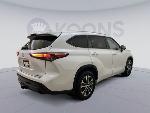 Used 2024 Toyota Highlander XLE AWD/4WD image 8