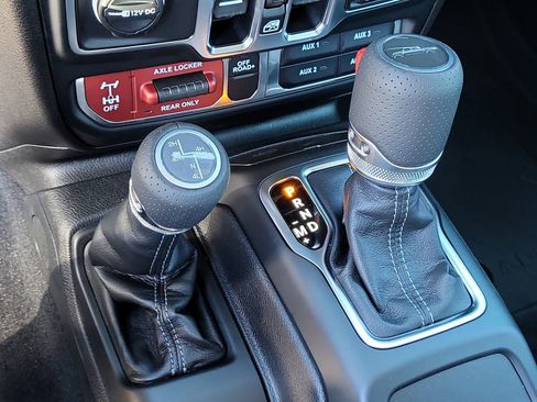 New 2025 Jeep Gladiator Mojave image 16