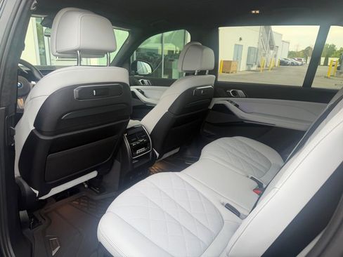 Used 2024 BMW X7 xDrive40i w/ M Sport Package image 5