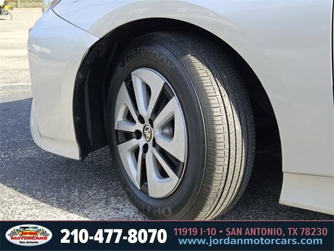 Used 2018 Toyota Prius Three image 32