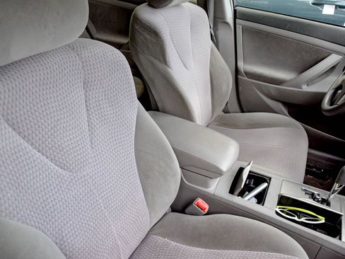 Used 2011 Toyota Camry LE FWD image 21