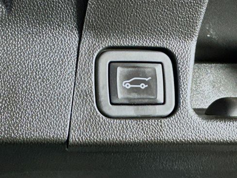 Used 2023 GMC Acadia SLE w/ Driver Convenience Package image 32