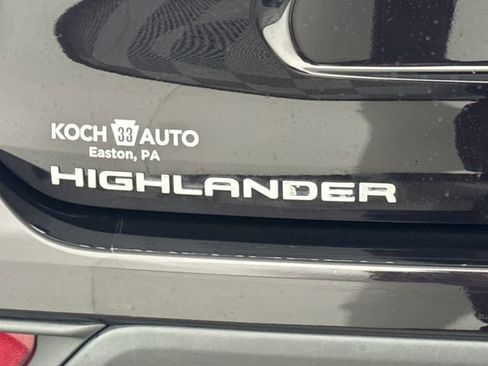 Used 2022 Toyota Highlander LE AWD/4WD image 19