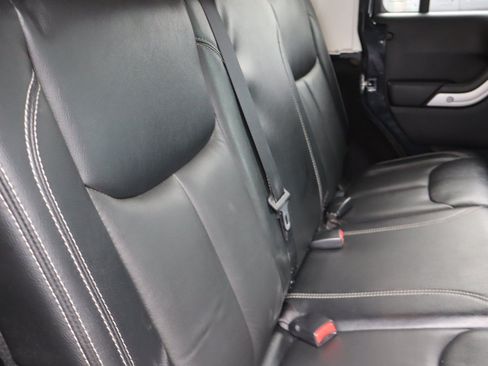 Used 2017 Jeep Wrangler Unlimited Rubicon w/ Connectivity Group AWD/4WD image 21