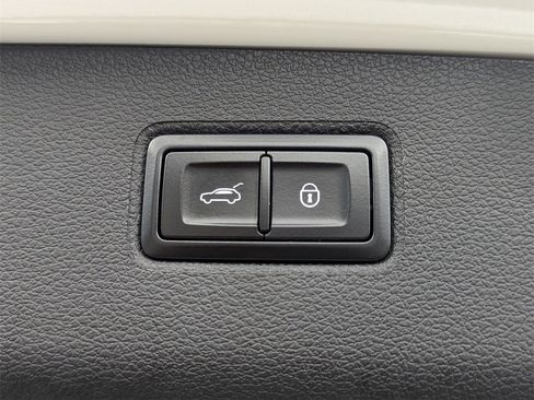 Used 2019 Bentley Bentayga image 29