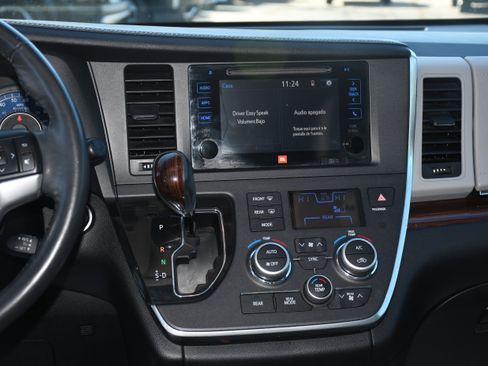 Used 2015 Toyota Sienna Limited image 19