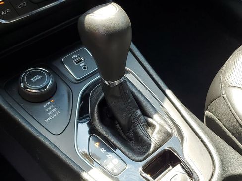 Certified 2019 Jeep Cherokee Limited AWD/4WD image 32