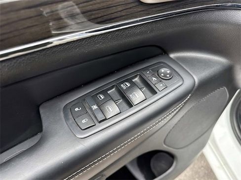 Used 2017 Jeep Grand Cherokee Overland image 13