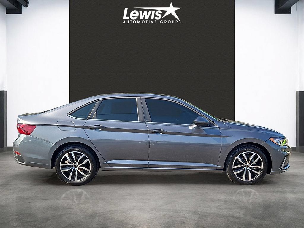 Used 2025 Volkswagen Jetta SE FWD image 5