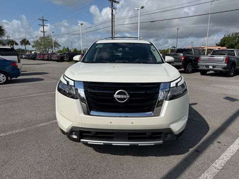 Used 2022 Nissan Pathfinder Platinum w/ Cargo Package FWD image 9