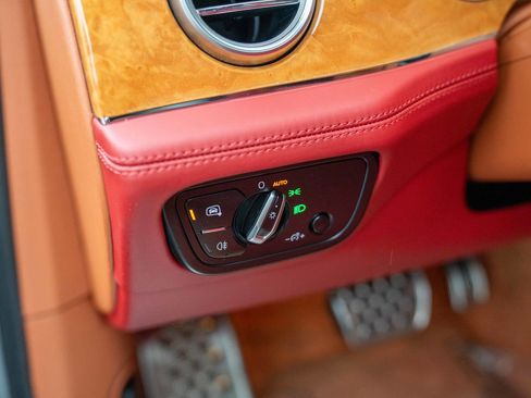 Used 2017 Bentley Bentayga image 33