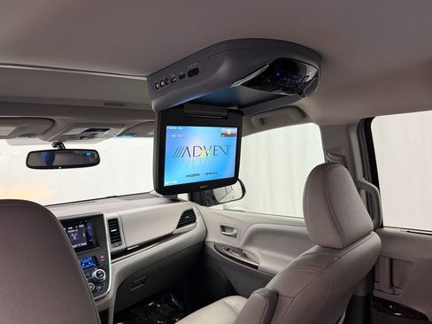 Used 2017 Toyota Sienna XLE image 21