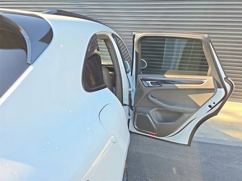 Used 2023 Porsche Macan S image 68