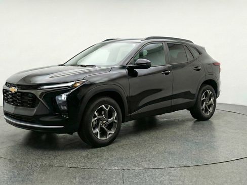 Used 2025 Chevrolet Trax LT FWD image 3