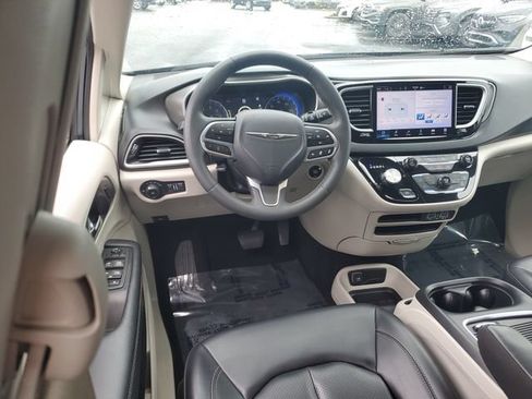 Used 2023 Chrysler Pacifica Touring-L FWD image 10