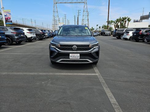 Certified 2022 Volkswagen Taos SE FWD image 2