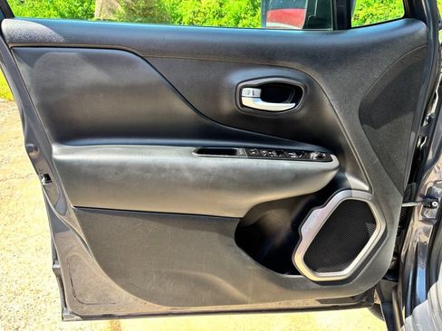 Used 2022 Jeep Renegade Latitude w/ Convenience Group AWD/4WD image 19