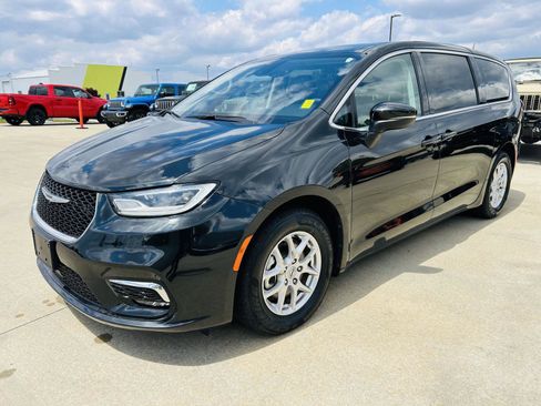 Used 2023 Chrysler Pacifica Touring-L FWD image 35