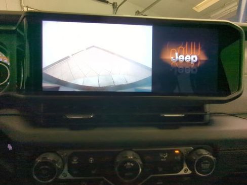 Used 2024 Jeep Wrangler Unlimited Sahara AWD/4WD image 25