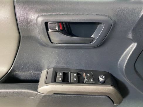 Used 2018 Toyota Tacoma SR5 AWD/4WD image 12