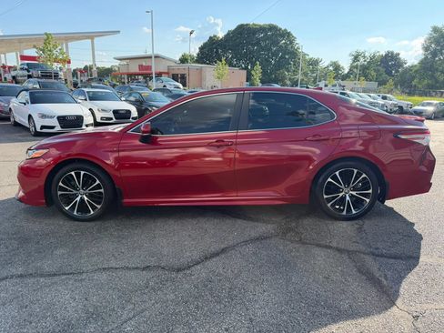 Used 2020 Toyota Camry SE w/ Convenience Package FWD image 2