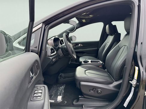 New 2026 Chrysler Pacifica Select image 21