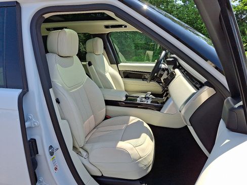 Certified 2023 Land Rover Range Rover SE image 3