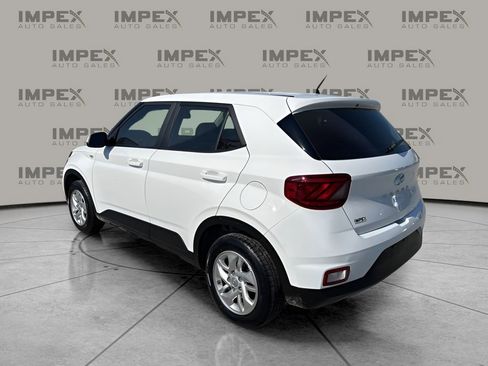 Used 2025 Hyundai Venue SE image 3