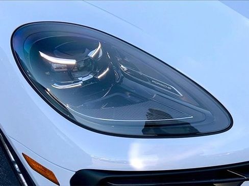 Certified 2026 Porsche Macan image 18