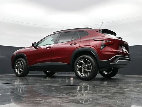 Used 2025 Chevrolet Trax LT FWD image 42