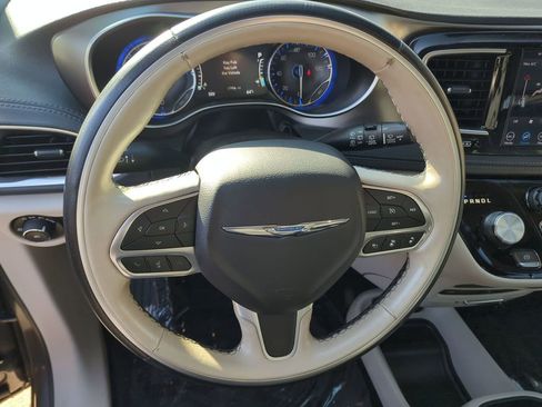 Certified 2019 Chrysler Pacifica Limited w/ Tire & Wheel Group image 15