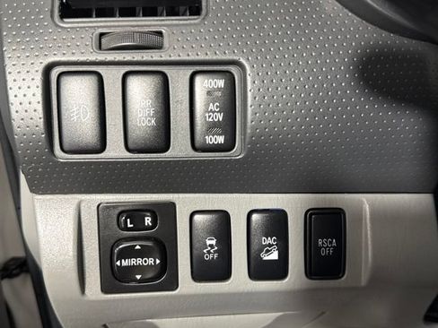 Used 2015 Toyota Tacoma 4x4 Double Cab w/ TRD Off-Road Package image 18