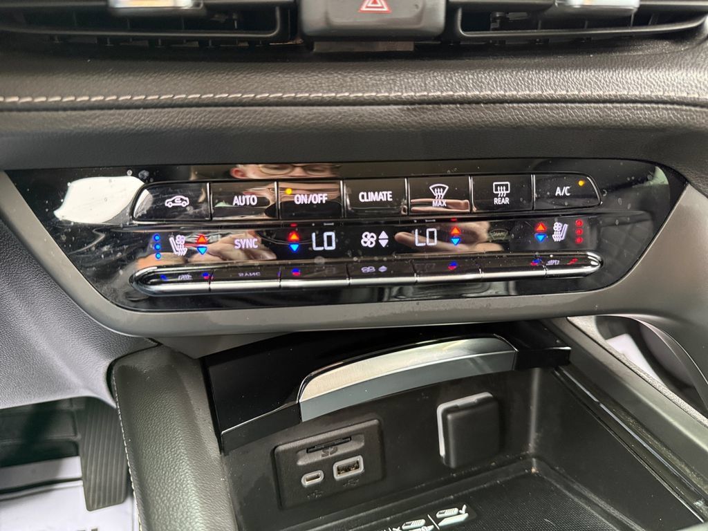 Used 2023 Buick Envision Avenir AWD/4WD image 33