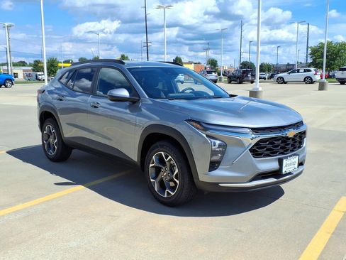 Used 2024 Chevrolet Trax LT w/ Driver Confidence Package FWD image 8