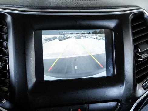 Used 2019 Jeep Cherokee Latitude Plus w/ Comfort/Convenience Group AWD/4WD image 53