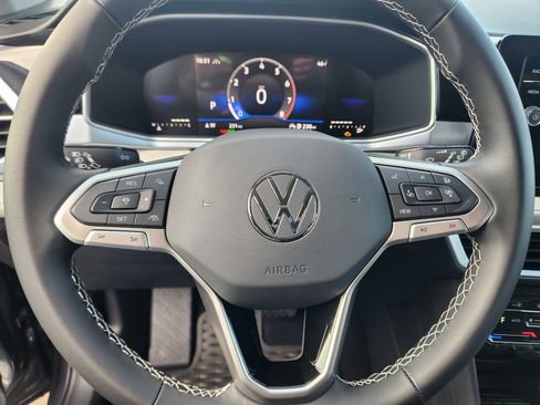 Certified 2025 Volkswagen Taos SE image 10