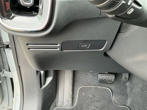 Certified 2025 Volvo XC40 B5 Core image 21