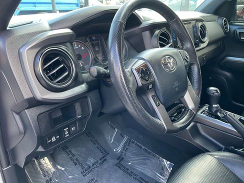 Used 2019 Toyota Tacoma TRD Off-Road w/ TRD Premium Off Road Package image 18