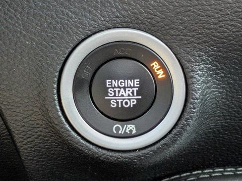 Used 2018 Dodge Challenger SXT RWD image 31