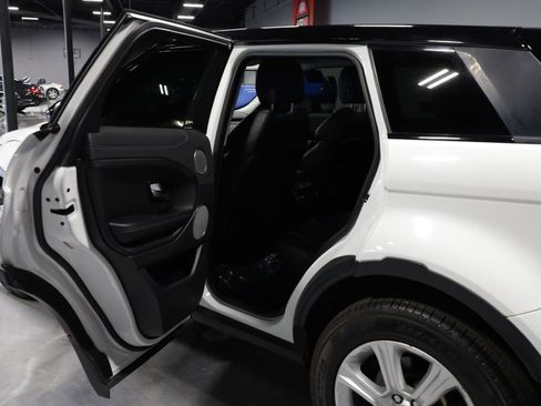 Used 2018 Land Rover Range Rover Evoque SE image 17