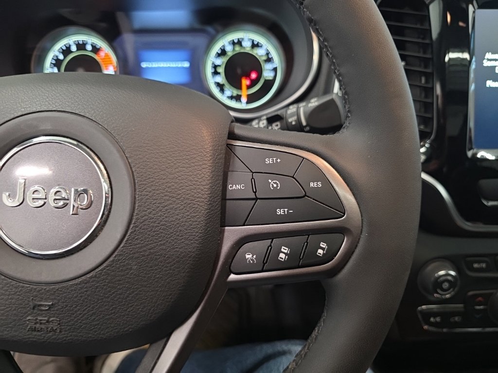 Used 2022 Jeep Cherokee Limited AWD/4WD image 15