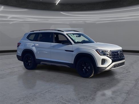 New 2026 Volkswagen Atlas Peak Edition image 2